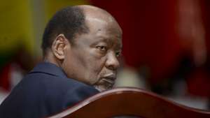 O antigo presidente da Frente de Libertação de Moçambique (FRELIMO), Joaquim Chissano, reage durante a reunião do Comité Central do partido em Matola, Moçambique, 13 de abril de 2016. ANTÓNIO SILVA/LUSA