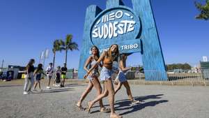 Festivaleiros à chegada para o Festival Sudoeste, na Zambujeira do Mar, Odemira, 02 de agosto de 2022. São milhares os festivaleiros, uns pela primeira vez, outros já repetentes, que por estes dias rumam até à Zambujeira do Mar, em Odemira (Beja), para momentos de convívio e música no regresso do Festival Sudoeste ao litoral alentejano. (ACOMPANHA TEXTO DA LUSA DO DIA 03 DE AGOSTO DE 2022). TIAGO CANHOTO/LUSA