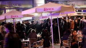 O bar/restaurante Sical  é um dos cafés e restaurantes da Baixa do Porto que se “vestem” de bares durante a noite, transformando a zona comercial da cidade numa noite cosmopolita e cativando novos clientes para uma zona por onde não passeiam durante o dia, Porto, 25 de fevereiro de 2011.  (ACOMPANHA TEXTO)  JOSE COELHO/LUSA