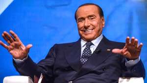 epa10202426 President of Italian party Forza Italia Silvio Berlusconi attends the closing rally of the center-right campaign for the general elections in Milan, Italy, 23 September 2022. Italy will hold its general snap elections on 25 September 2022 to elect a new Prime Minister.  EPA/Matteo Corner