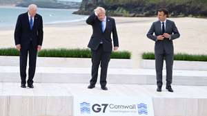 epa09262174 US President Joe Biden (L) Britain's Prime Minister Boris Johnson (C) and France's President Emanuel Macron (R) pose for the family photo during the G7 Summit in Carbis Bay, Britain, 11 June 2021. Britain will held the G7 summit in Cornwall in from 11 to 13 June 2021.  EPA/NEIL HALL/INTERNATIONAL POOL