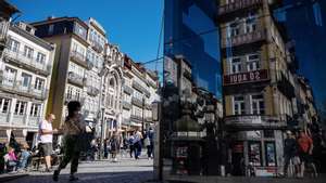 Pessoas atravessam a rua junto à Estação de São Bento na baixa do Porto, 22 de abril de 2024. turismo. habitação. rendas. JOSÉ COELHO/LUSA