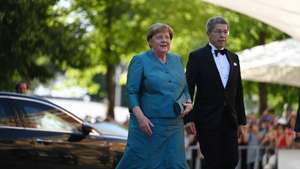 epaselect epa13132471 Former German Chancellor Angela Merkel (L) and her husband Joachim Sauer arrive for the opening of the Bayreuth Wagner Festival at the Richard Wagner Festival Hall, in Bayreuth, Germany, 25 July 2026. The Bayreuth Festival, which annually hosts productions of Richard Wagner's works, is celebrating its 150th anniversary in 2026.  EPA/FARIHA FAROOQUI