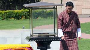 epa10557704 King Jigme Khesar Namgyel Wangchuck of Bhutan pays his respects at the Raj Ghat memorial dedicated to Mahatma Gandhi, in New Delhi, India, 04 April 2023. King Wangchuck is on a three days official visit to India to strengthen the bilateral ties between the two countries.  EPA/HARISH TYAGI