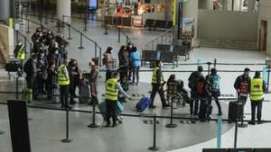 Controle de testes covid-19 aos passageiros à chegada ao aeroporto de Lisboa