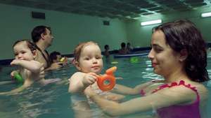 Bebés e crianças até aos 3 anos aprendem a nadar, com o acompanhamento dos pais, na piscina da Associação Recreativa da Cova da Piedade, concelho de Almada a 20 de junho de 1992.

José Ribeiro / Lusa