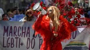Participantes na Marcha do Orgulho LGBTI+ do Porto, a edição deste ano celebra os 20 anos da marcha sob o lema “Por Gisberta, Por um Abril que ainda não aconteceu!”. As organizações constituintes da marcha querem lembrar os 20 anos da morte de Gisberta Salce, mulher trans, brasileira, assassinada no Porto em 2006, 27 de junho de 2026.  RICARDO CASTELO/LUSA