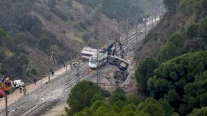 epa12667512 The Alvia high-speed train that collided with an Iryo high-speed train remains on the train tracks in Adamuz, Andalusia, Spain, 21 January 2026. According to the Civil Guard Force, a train axle found in the surroundings of the accident is being investigated. At least 42 people were killed after a high-speed train carrying more than 300 passengers derailed and struck an oncoming train on the adjacent track on 18 January.  EPA/J.J. Guillen