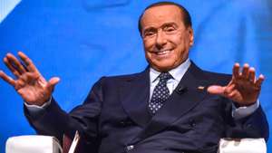 epa10202426 President of Italian party Forza Italia Silvio Berlusconi attends the closing rally of the center-right campaign for the general elections in Milan, Italy, 23 September 2022. Italy will hold its general snap elections on 25 September 2022 to elect a new Prime Minister.  EPA/Matteo Corner