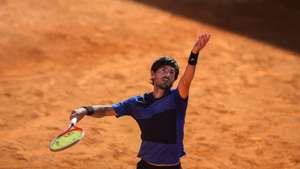 O tenista português Gastão Elias contra o australiano Alex de Minaur na primeira ronda do Estoril Open em Cascais, Lisboa, Portugal, 30 de abril de 2018