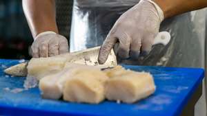 Uma cozinheira prepara comida na cozinha do restaurante D. Bacalhau, em Lisboa, 15 de maio de 2020. Os restaurantes estão autorizados a reabrir ao público, seguindo regras impostas pela Direção Geral de Saúde, a 18 de maio. (ACOMPANHA TEXTO DE 16 DE MAIO DE 2020). JOSÉ SENA GOULÃO/LUSA