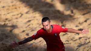epa08032074 Portugal's Be Martins celebrates after scoring against Senegal, during a semifinal match of the 2019 FIFA Beach Soccer World Cup between Portugal and Senegal at Los Pynandi Stadium in Luque, Paraguay, 28 November 2019.  EPA/FERNANDO BIZERRA JR