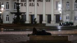 Um sem-abrigo dorme na praça do Rossio no recolher obrigatório do estado de emergência no âmbito das medidas de contenção da covid-19, Lisboa, 9 de novembro de 2020. O Presidente da República, Marcelo Rebelo de Sousa, decretou o estado de emergência em Portugal, por 15 dias, a partir de hoje para permitir medidas de contenção da covid-19. TIAGO PETINGA/LUSA