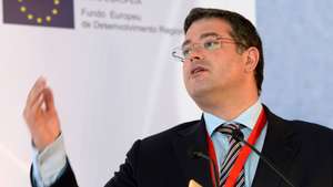 Luís Castro Henriques, presidente do AICEP,  discursa na sessão de abertura da conferência "Exportar Online" que decorreu no Terminal de Cruzeiros do Porto de Leixões em Matosinhos, 21 de maio de 2018. "Exportar online" é novo programa da AICEP de apoio à internacionalização das empresas que tem como grandes objetivos aumentar as exportações das empresas portuguesas, aumentar o número de empresas que utilizam o comércio eletrónico como ferramenta de internacionalização, aumentar o conhecimento das empresas sobre o comércio eletrónico, bem como a visibilidade da oferta portuguesa nos canais online. FERNANDO VELUDO / LUSA