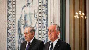 O Presidente da República, Marcelo Rebelo de Sousa (D), ladeado pelo antigo Presidente da República, general Antonio Ramalho Eanes (E), durante a cerimónia de condecoração do regimento de comandos com a ordem da liberdade, em Lisboa, 29 de junho de 2020. RODRIGO ANTUNES/LUSA