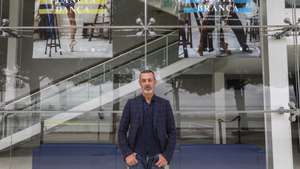 O novo diretor da Companhia Nacional de Bailado (CNB), Carlos Prado, quer criar uma programação de espetáculos com a maioria dos bailarinos em palco, mais música ao vivo, e espera também conseguir atrair mecenato para a sua "casa mãe", Lisboa, 7 de dezembro de 2021. No regresso a uma instituição onde começou, entre 1984 e 1990, para assumir agora a direção, Carlos Prado diz que os três primeiros meses no cargo foram importantes para um conhecimento mútuo do atual corpo artístico, técnico e de produção: "Tem sido uma bela viagem. Assim continue, apesar dos tempos difíceis", avaliou, em entrevista à agência Lusa. (ACOMPANHA TEXTO DO DIA 10 DE DEZEMBRO DE 2021). JOÃO RELVAS/LUSA