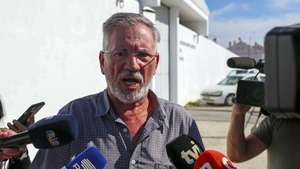 O ex-ministro Armando Vara fala aos jornalistas à saída do Estabelecimento Prisional de Évora, após ser libertado no âmbito da aplicação das medidas excecionais devido à pandemia de covid-19, Évora, 11 de outubro de 2021. Cumpriu neste estabelecimento prisional cerca de metade da pena única de cinco anos de prisão a que foi condenado no âmbito do processo Face Oculta. NUNO VEIGA/LUSA