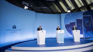 Luis de Guindos, vice presidente do Banco Central Europeu, e Christine Lagarde, presidente do BCE falam aos jornalistas durante uma reunião em Frankfurt, na Alemanha