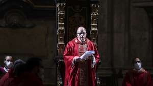 O cardeal patriarca de Lisboa, Manuel Clemente, lê a sua homilia durante o ritual da prostração na missa pascal da Paixão do Senhor, na Sé de Lisboa, 15 de abril de 2022. TIAGO PETINGA/LUSA