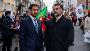 Os deputado do Chega, Rui Paulo Sousa (D) e Pedro Frazão, durante uma concentração contra o aumento do preço dos combustíveis, em frente à residência oficial do primeiro ministro, em Lisboa, 14 de março de 2022. JOSÉ SENA GOULÃO/LUSA