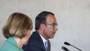 O ministro da Cultura, Pedro Adão e Silva, e a secretária de Estado da Cultura, Isabel Cordeiro, falam durante uma conferência de imprensa sobre a Coleção Berardo, no Centro Cultural de Belém (CCB), em Lisboa, 26 de maio de 2022. TIAGO PETINGA/LUSA