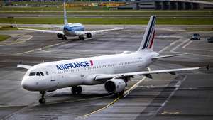 epa09971442 A view shows an Air France plane at Amsterdam Schiphol Airport, Netherlands, 24 May 2022. Aviation group Air France-KLM aims to raise almost 2.3 billion euro through shares sale to pay back the state aid received during the coronavirus crisis faster and to strengthen its balance sheet.  EPA/RAMON VAN FLYMEN