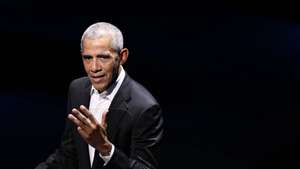 epa10006507 Former US President Barack Obama speaks at the Town Hall Event with the Obama Foundation during the Copenhagen Democracy Summit in the Skuespilhuset in Copenhagen, Denmark, 10 June 2022.  EPA/PHILIP DAVALI  DENMARK OUT