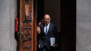 O ex-ministro das Finanças e atual vice-reitor do Instituto Universitário de Lisboa (ISCTE), João Leão, à chegada para a sua audição na Comissão de Educação e Ciência sobre o processo de financiamento público ao Centro de Valorização e Transferência de Tecnologias do ISCTE, na Assembleia da República, em Lisboa, 21 de junho de 2022.MÁRIO CRUZ/LUSA