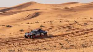 epa10392523 Spanish driver Carlos Sainz and co-driver Lucas Cruz steer their Audi RS Q E-Tron E2 for team Audi sport during the sixth stage of the Dakar Rally 2023 from from Ha'il to Riyadh, Saudi Arabia, 06 January 2023.  EPA/Leon Jansen