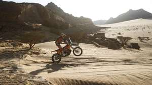 epa09679906 Argentinian rider Kevin Benavides of Red Bull Ktm Factory Racing team in action during the stage 10 of the Rally Dakar 2022 between Wadi Ad Dawasir and Bisha, in Saudi Arabia, 12 January 2022.  EPA/YOAN VALAT