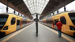 Estação de S. Bento no Porto, 16 de maio 2022. Os trabalhadores da CP – Comboios de Portugal fazem hoje uma greve de 24 horas, para reivindicar aumentos salariais de 90 euros para todos os trabalhadores. ESTELA SILVA/LUSA