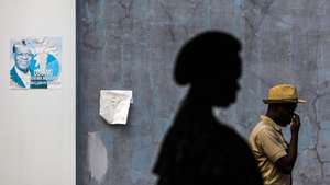 epa06325244 People queue to cast their ballots for the Equatorial Guinea legislative elections in Malabo, Equatorial Guinea, 12 November 2017. Equatorial Guinea holds legislative elections on 12 November.  EPA/MARIO CRUZ
