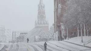 epa12916380 People walk during snowfall on Red square near the Kremlin in Moscow, Russia, 27 April 2026. Heavy precipitation, sleet, and gusty winds are expected in Moscow until the end of the day, with snow forecast to continue until the evening of 28 April.  EPA/MAXIM SHIPENKOV