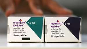 epa12302534 The weight loss jab Mounjaro at a pharmacy in London, Britain, 15 August 2025. As US tariffs come into effect on pharmaceutical goods, the cost of the weight-loss jab Mounjaro is set to triple in the UK. A month's supply of the highest doses will increase from £122 (141 euro) to £330 (382 euro).  EPA/ANDY RAIN