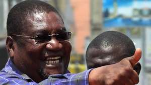 epa07916125 The President of Mozambican National Resistance (Renamo) and presidential candidate Ossufo Momade waves to supporters during a campaign event on the last day of the campaign, in Nampula, Mozambique, 12 October 2019. Mozambique will hold elections on 15 October.  EPA/VASCO QUEMBO