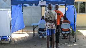 Reclusos fazem o registo para fazerem um exame com um aparelho de raio-X portátil e IA para a deteção de tuberculose, na Penitenciária Provincial de Maputo, em Maputo, Moçambique, 04 de dezembro de 2023. Um aparelho de raio-X portátil e uma aplicação de Inteligência Artificial (IA) que analisa em minutos as ‘chapas’ já detetaram, apenas em Maputo, 66 dos 300 casos de tuberculose entre os cerca de 23.000 reclusos em Moçambique. (ACOMPANHA TEXTO DA LUSA DO DIA 11 DE DEZEMBRO DE 2023). LUÍSA NHANTUMBO/LUSA