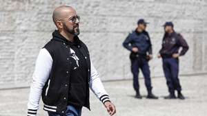 O líder do Partido Nacional Renovador (PNR), Mário Machado (E), protesta em frente ao  Museu Coleção Berardo, no Centro Cultural de Belém, numa ação divulgada nas redes socias como"Berardo paga o que deves", contra a dívida do empresário Joe Berardo à banca portuguesa, em Lisboa, 20 de abril de 2019. ANTÓNIO PEDRO SANTOS/LUSA