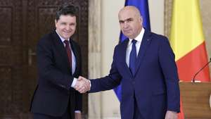 epa12187337 Romania's President Nicusor Dan (L) and designated Prime Minister Ilie Bolojan (R) shake hands at the end of a joint media statement at Cotroceni Presidential Palace in Bucharest, Romania, 20 June 2025. President Dan appointed Ilie Bolojan as prime minister-designate to form a government team and to appear before the Romanian Parliament for the vote of confidence.  EPA/ROBERT GHEMENT