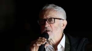 epa12493916 Former Labour Party leader Jeremy Corbyn speaks during a Palestine Solidarity Campaign emergency protest for Gaza outside 10 Downing Street in London, Britain, 30 October 2025. Pro-Palestinian protesters rallied in central London over Israel's new wave of military strikes on the Gaza Strip, killing over one hundred people.  EPA/ANDY RAIN