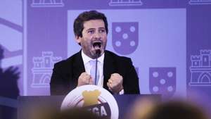 O presidente do partido Chega, André Ventura, discursa no encerramento do Conselho Nacional Extraordinário do partido onde se vota a moção de confiança proposta pelo seu presidente, Batalha, 18 de setembro de 2022. PAULO CUNHA/LUSA
