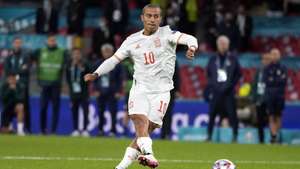 epa09327272 Thiago Alcantara of Spain scores from the penalty spot during the UEFA EURO 2020 semi final between Italy and Spain in London, Britain, 06 July 2021.  EPA/Frank Augstein / POOL (RESTRICTIONS: For editorial news reporting purposes only. Images must appear as still images and must not emulate match action video footage. Photographs published in online publications shall have an interval of at least 20 seconds between the posting.)