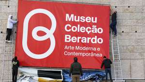 Funcionários retiram cartazes do Museu Coleção Berardo da fachada do Centro Cultural de Belém, em Lisboa, 02 de janeiro de 2023. A gestão do museu regressa à gestão do Centro Cultural de Belém, após 15 anos de gestão de Joe Berardo. JOSÉ SENA GOULÃO/LUSA