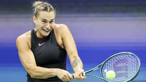 epa11588485 Aryna Sabalenka of Belarus hits a return to Emma Navarro of the US during their semifinal match at the US Open Tennis Championships at the USTA Billie Jean King National Tennis Center in Flushing Meadows, New York, USA, 05 September 2024. The US Open tournament runs from 26 August through 08 September.  EPA/CJ GUNTHER