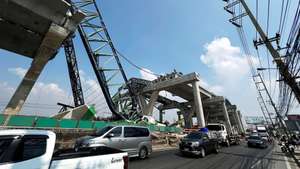 epa12650390 A view of the site where a crane and concrete beam collapsed during the construction of the Rama 2–Samut Sakhon Expressway at Mahachai, Samut Sakhon province, Thailand, 15 January 2026. Two people were killed and several others injured after a concrete beam fell from an overhead launcher, crushing two vehicles passing below, according to local police.  EPA/NARONG SANGNAK