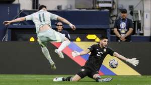 epaselect epa11440759 Venezuela's Rafael Romo (R) makes a save on a shot by Mexico's Santiago Gimenez (L) during the first half of the CONMEBOL Copa America 2024 group B soccer match between Venezuela and Mexico at SoFi Stadium in Inglewood, California, USA, 26 June 2024.  EPA/ALLISON DINNER