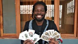 Entre o silêncio e o isolamento da pandemia da covid-19, o jovem artista visual Lauro Munguambe criou o primeiro baralho moçambicano de cartas ilustradas com figuras históricas e lugares do país, para entreter, ensinar e "trazer o esquecido”, Maputo, Moçambique, 04 de setembro de 2025. (ACOMPANHA TEXTO DA LUSA DO DIA 22 DE SETEMBRO DE 2025) LUÍSA NHANTUMBO/LUSA
