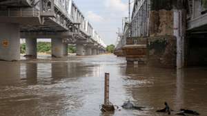 epaselect epa12364778 A water level gauge is seen at the bank of the Yamuna River as the water level recedes at the old bridge in Delhi, India, 09 September 2025. The Yamuna River water level continues to recede, with the level dropping to 205.47 meters, slightly above the danger level, which is 205.33.  EPA/RAJAT GUPTA