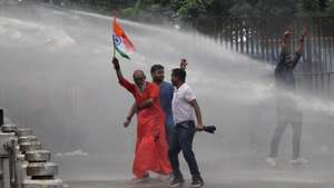 epa11567044 Police use water cannons and tear gas to disperse protesters attempting to reach the state secretariat to demand the removal of West Bengal Chief Minister Mamata Banerjee over the rape and murder of a postgraduate medical student at RG Kar Medical College, at Howrah Bridge in Kolkata, India, 27 August 2024. A postgraduate medical student was found dead on 09 August in a seminar room at the hospital, sparking nationwide protests and strikes by medical students and doctors. On 13 August, the High Court of Kolkata ruled that the investigation into the rape and murder of a doctor during her working hours at RG Kar Medical College must be transferred to the Central Bureau of Investigation (CBI).  EPA/PIYAL ADHIKARY