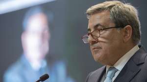 Fernando Gomes, aluno da Faculdade de Economia da Universidade do Porto (FEP) e atual presidente da Federação Portuguesa de Futebol (FPF), discursa na sessão solene do Dia da Faculdade no Salão Nobre da FEP onde recebeu o Prémio Carreira FEP 2022, Porto, 30 de maio de 2022.  RICARDO CASTELO/LUSA