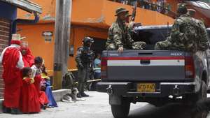 epa10152472 Members of the Colombian National Army patrol the streets of Ituango, in the department of Antioquia, Colombia, 27 August 2022 (Issued 01 September 2022). In Ituango, peace dresses up as utopia. The violence became entrenched more than four decades ago in the beautiful mountains of this rural town in the Colombian department of Antioquia, where the signing of the agreement with the FARC never bore fruit and the construction of a gigantic hydroelectric plant does not appease despair.  EPA/Luis Eduardo Noriega A.